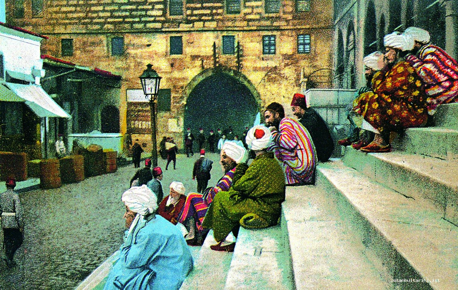 10- The Afghan, Turkmen, and Indian pilgrims resting on the steps of New Mosque (1908). During the period of Sultan Abdulhamid II, the pilgrims were encouraged to go to
    pilgrimage over Istanbul and meanwhile to visit the tombs, graves, mosques, and dervish lodges in Istanbul and thus to “connect” with Istanbul. This was one of the ways of
    building the idea of Istanbul-Caliphate in the new era. (İ. Kara)
    